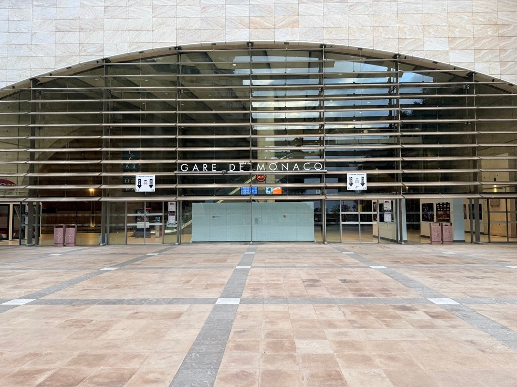 MRS LOCATION MONACO FORMULA 1 TWO TRAIN STOPS FROM CARNOLES