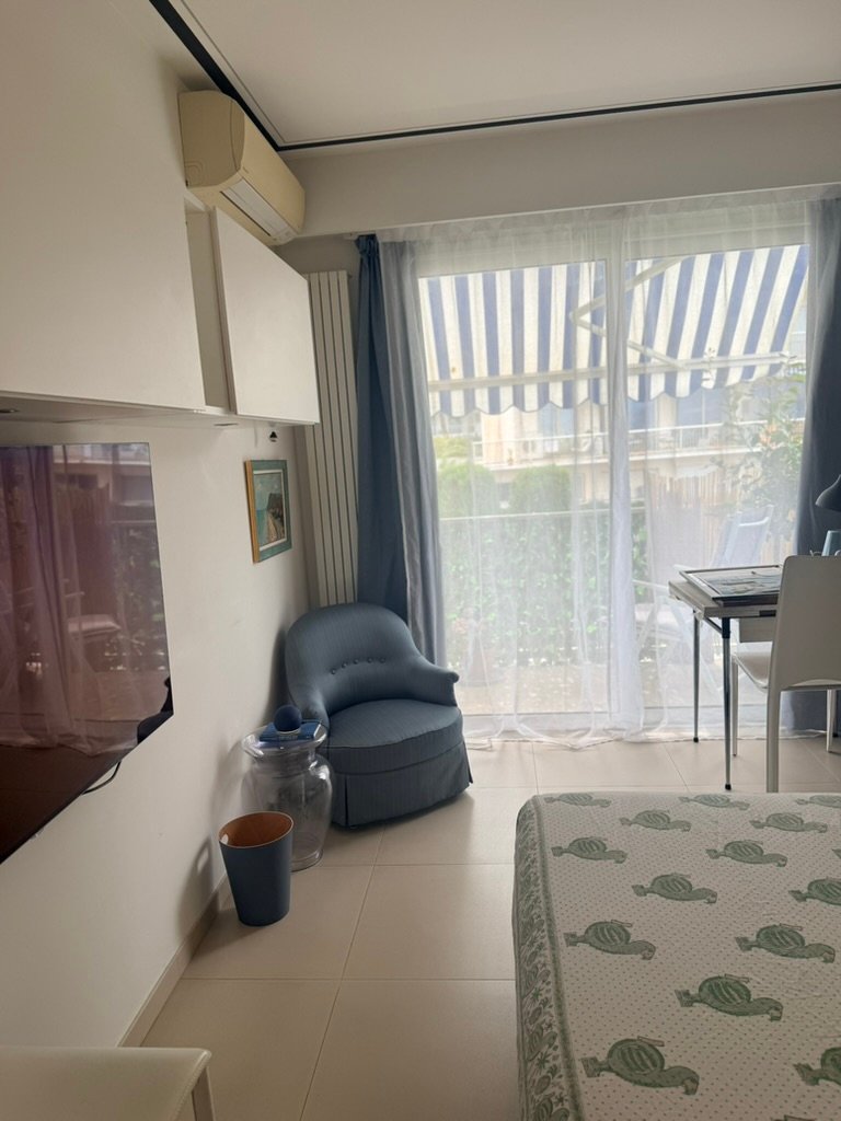 MRS SUITE FROM THE ENTRANCE TO THE TERRACE