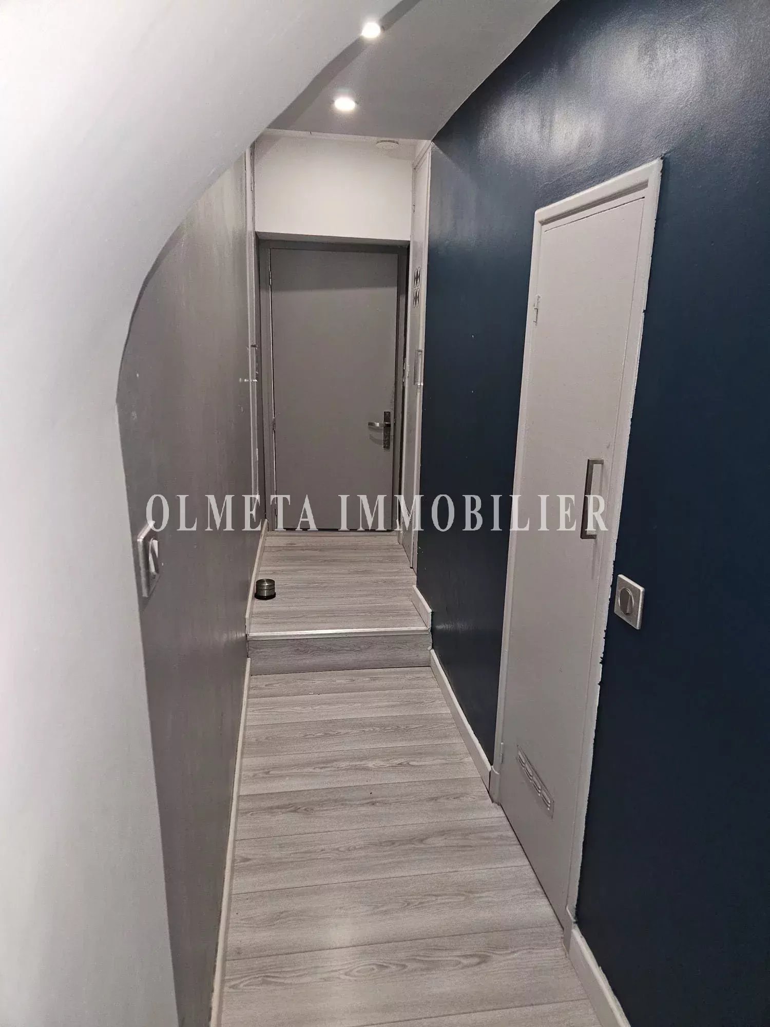 “Charme d’époque rue Longue – 3P meublé cœur historique Menton”