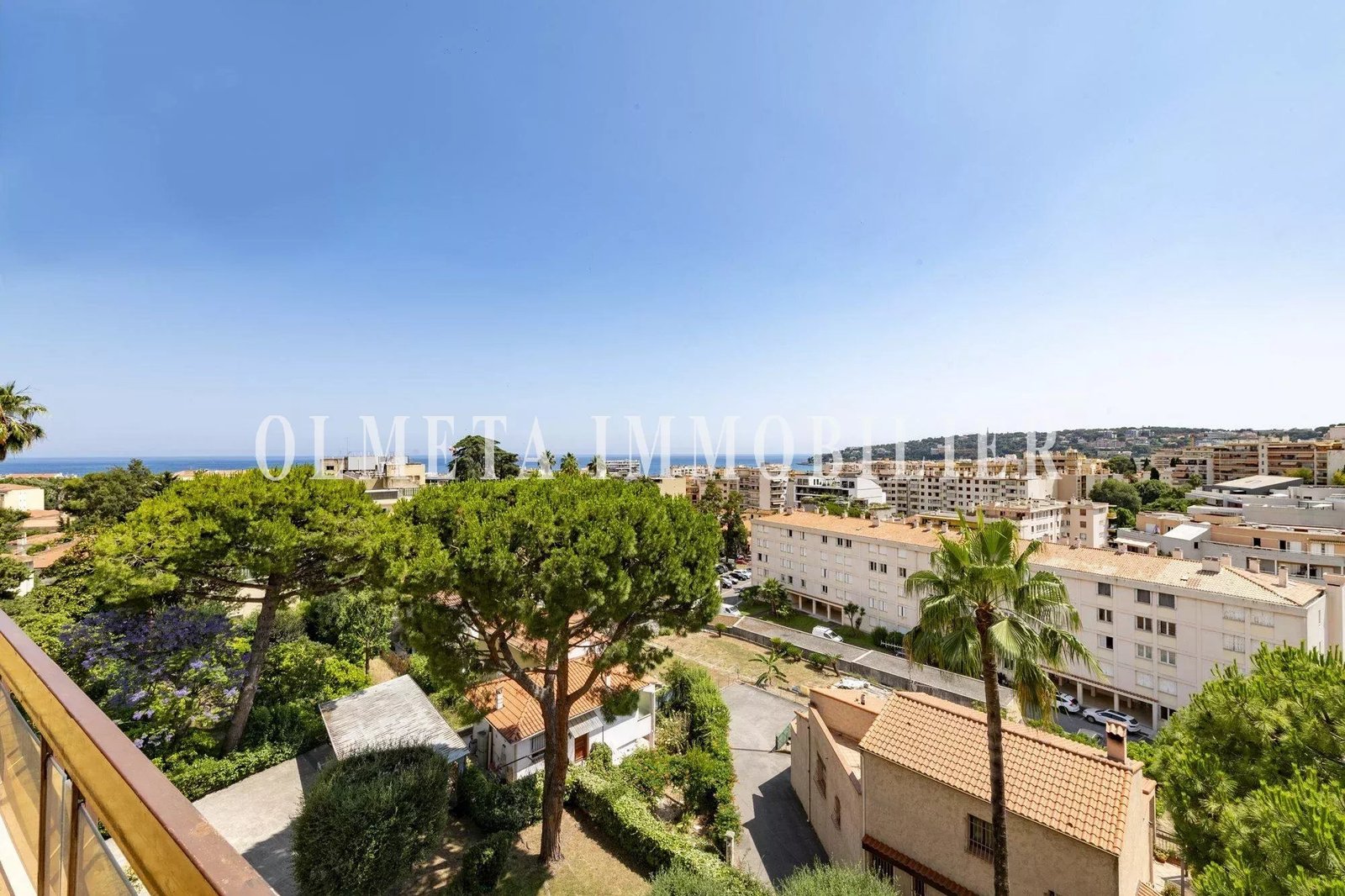 L’élégance d’un grand appartement, la tranquillité d’un écrin de verdure… Votre rêve sur la Côte d’Azur commence ici
