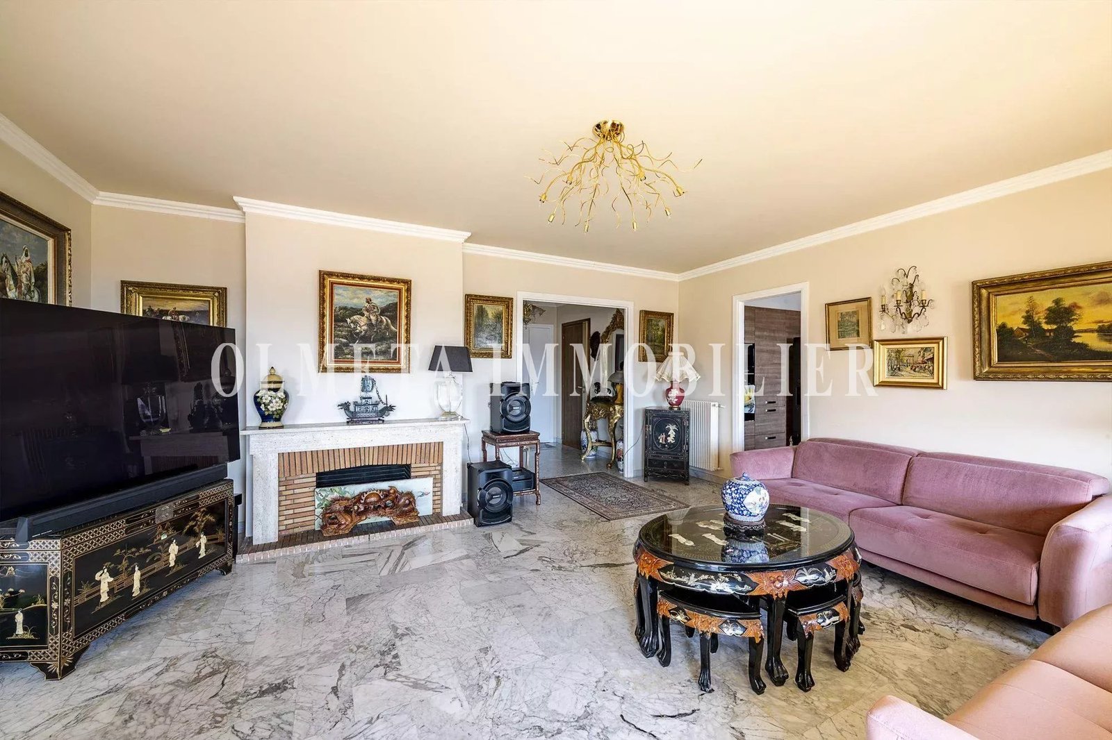 L’élégance d’un grand appartement, la tranquillité d’un écrin de verdure… Votre rêve sur la Côte d’Azur commence ici