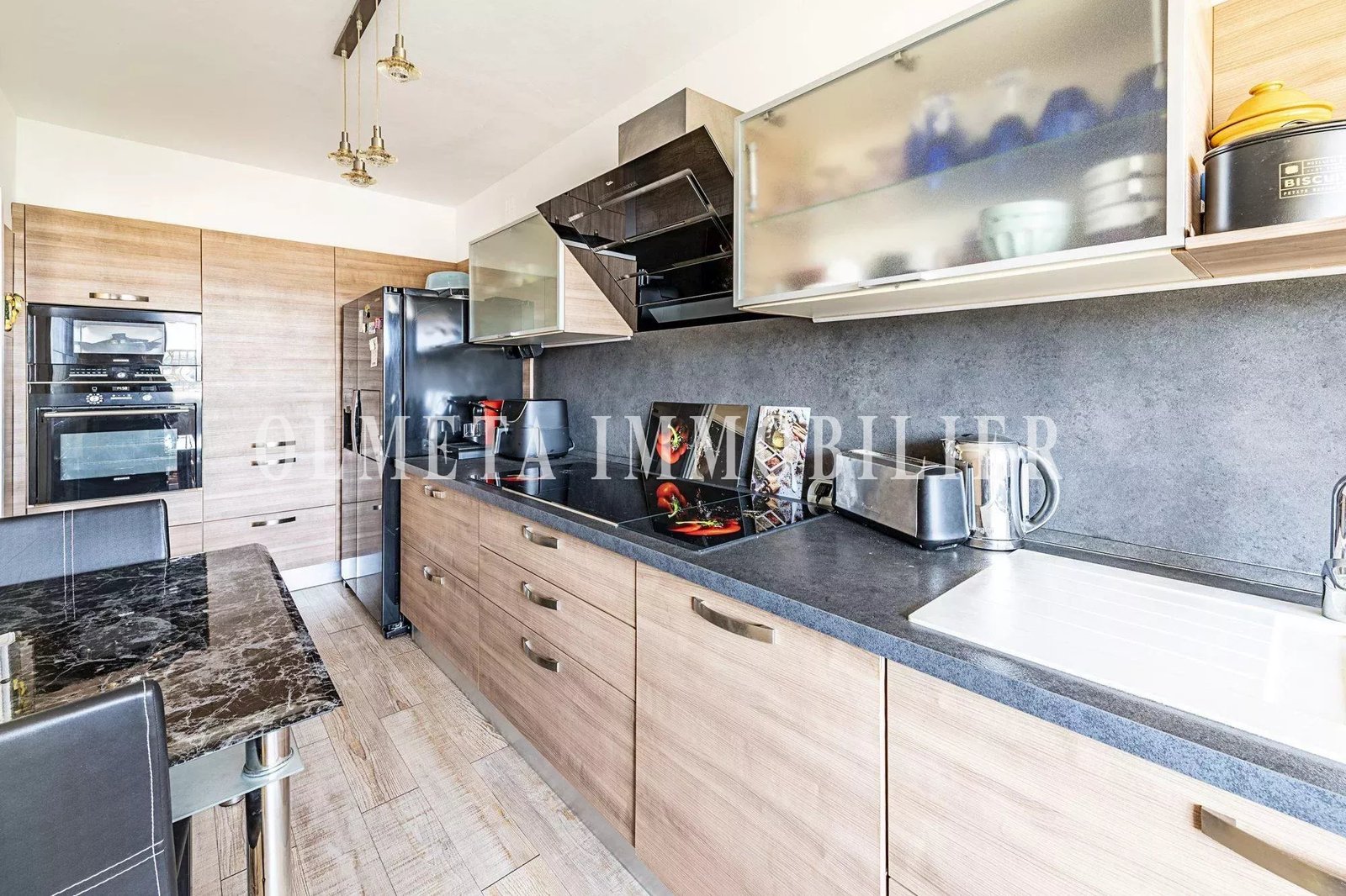 L’élégance d’un grand appartement, la tranquillité d’un écrin de verdure… Votre rêve sur la Côte d’Azur commence ici