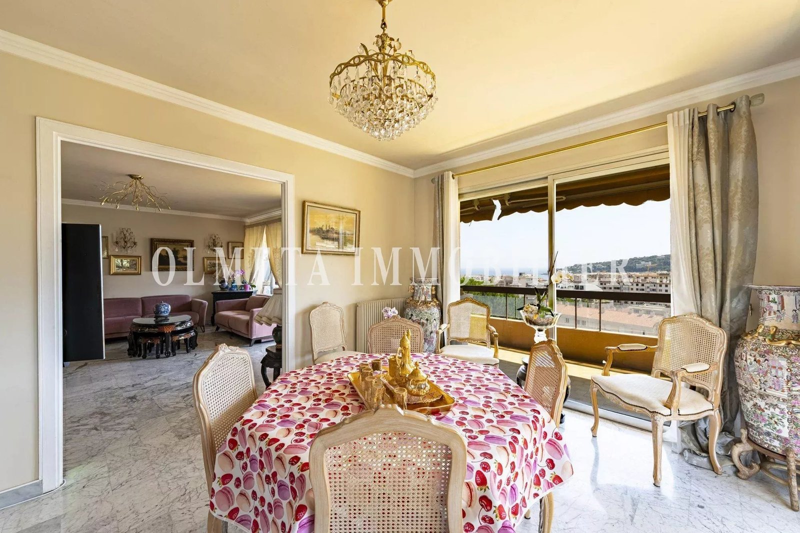 L’élégance d’un grand appartement, la tranquillité d’un écrin de verdure… Votre rêve sur la Côte d’Azur commence ici
