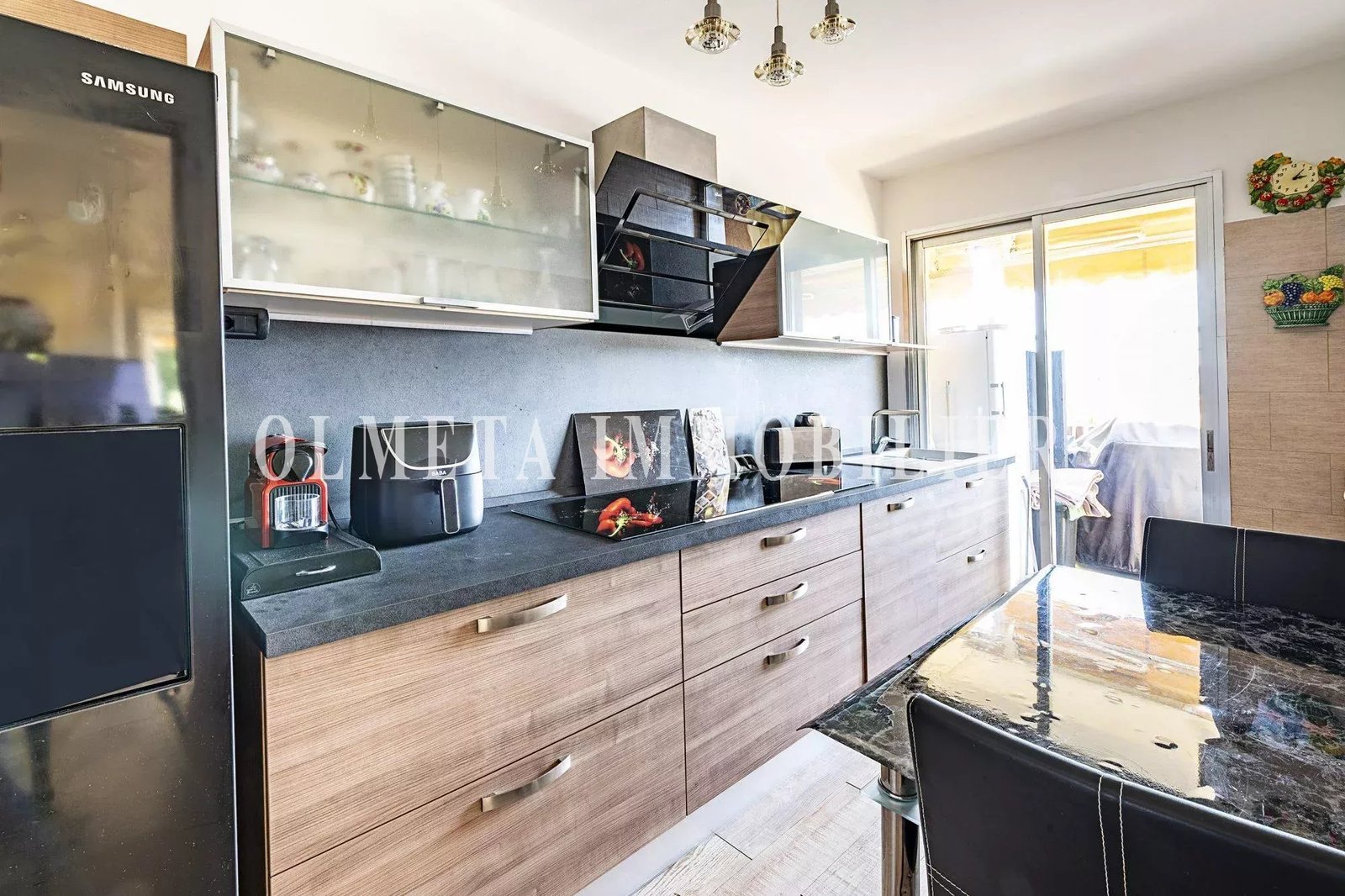 L’élégance d’un grand appartement, la tranquillité d’un écrin de verdure… Votre rêve sur la Côte d’Azur commence ici