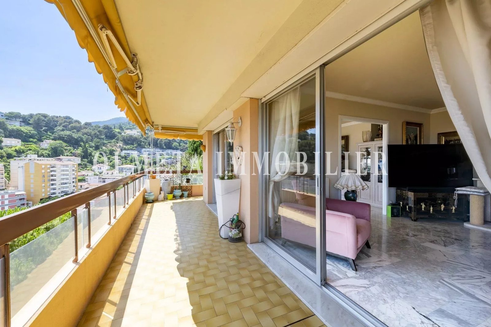 L’élégance d’un grand appartement, la tranquillité d’un écrin de verdure… Votre rêve sur la Côte d’Azur commence ici