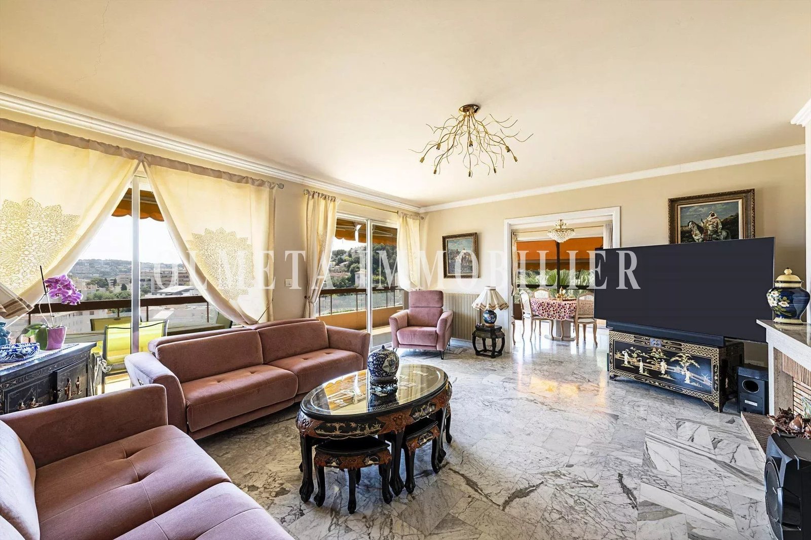 L’élégance d’un grand appartement, la tranquillité d’un écrin de verdure… Votre rêve sur la Côte d’Azur commence ici